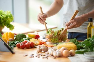 Como a alimentação pode impactar seu bem-estar físico e mental