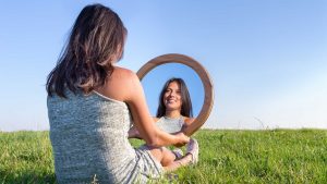 Tudo o que você vê em mim é um reflexo de você: entenda a Lei do Espelho na Psicologia